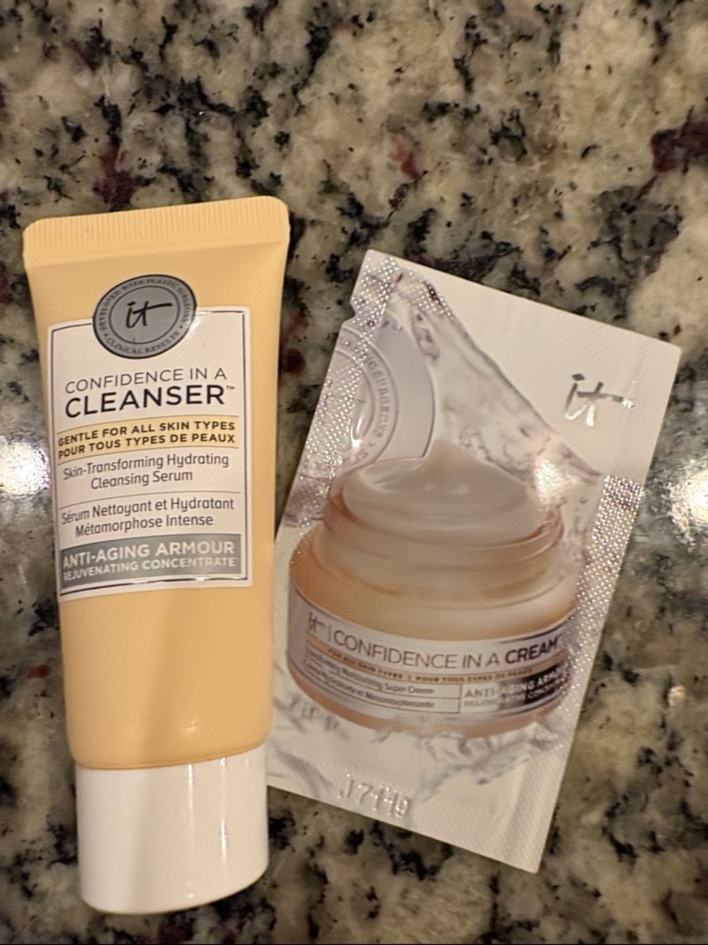 FREE In any bundle it cosmetics Confidence in a Cleanser -travel/size